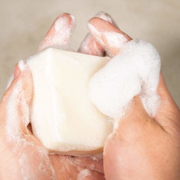 Bild einer Person, die sich mit der Kinderseife die Hände wäscht