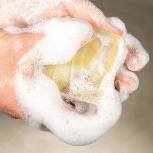 Bild einer Person, die sich die Hände mit Duschseife Lemon wäscht