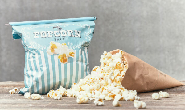 Popcorn Beutel mit Tütenhüter verschlossen