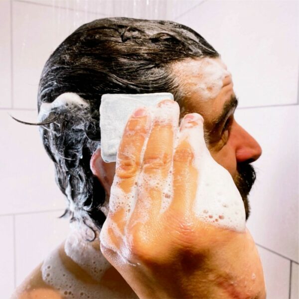 Mann wäscht Haare